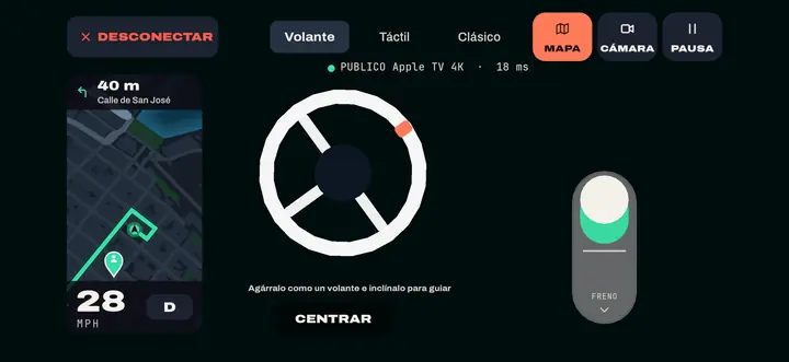 El iPhone como control, de lado: arriba Mapa, Cámara y Pausa; a la izquierda el mini-mapa con la ruta y la vuelta en 40 metros por la Calle de San José; el volante y el pedal